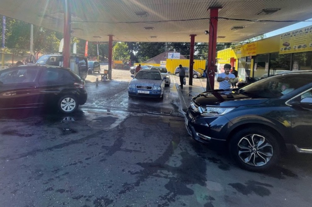 Albanians Wash Car in Norwich